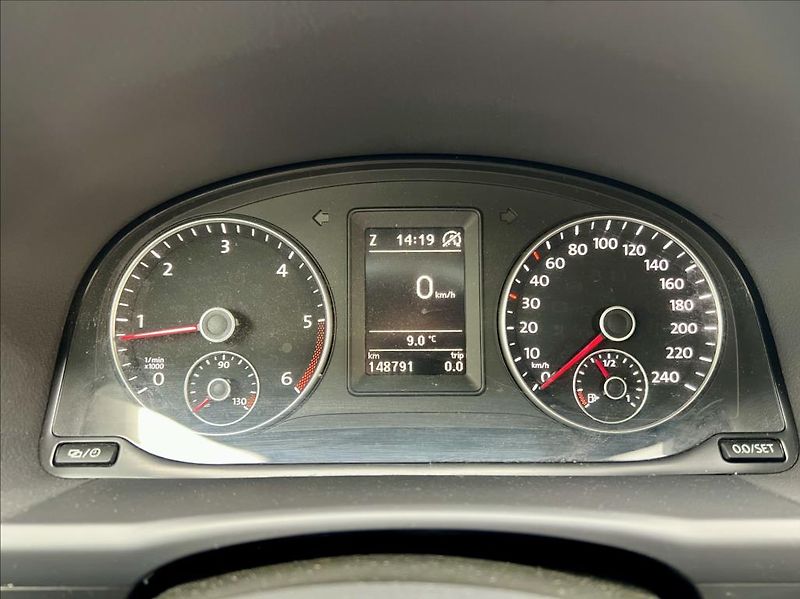 Volkswagen Touran 1,6 TDi  NAVI / kamera / ALU - fotka 21 z 44