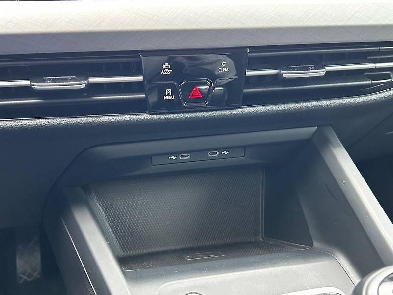 Volkswagen Golf Life 6G 1,0TSi - fotka 19 z 24