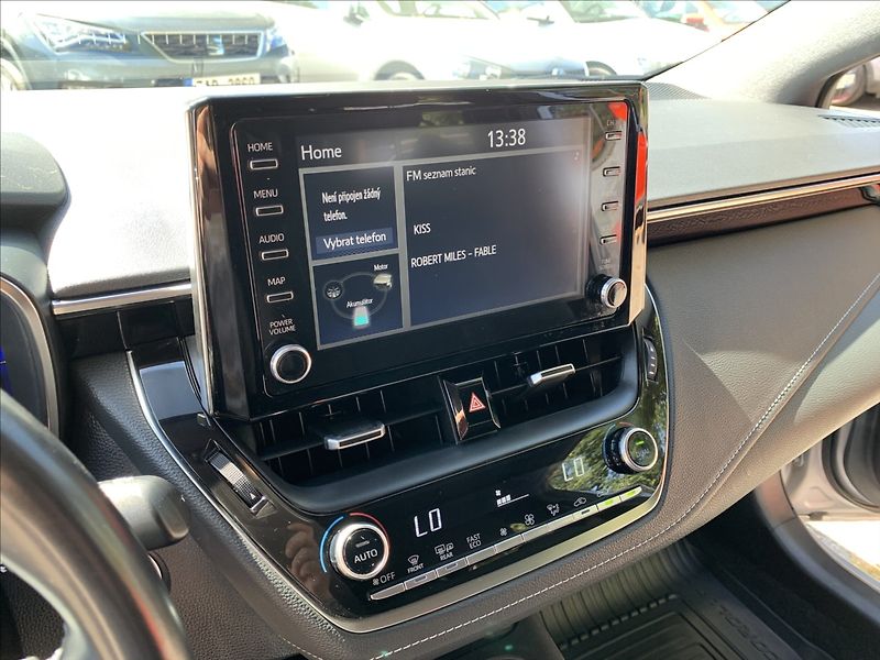 Toyota Corolla 1,8 HYBRID,ČR,SERVISKA - fotka 12 z 23