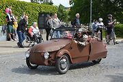 Stovka nablýskaných motocyklů a automobilů předválečné a meziválečné éry vyrazila v neděli z Horního náměstí v Přerově na spanilou jízdu regionem. Nejstarší účastnicí byla 88letá Libuše Šulcová. Vyrazila na motocyklu BSA 770 se sidecarem z roku 1928.