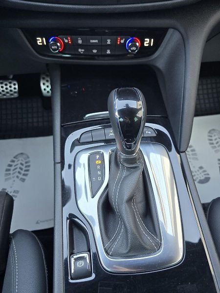 Opel Insignia 128kW 4x4 AUT Ultimate ST -DPH - fotka 14 z 40