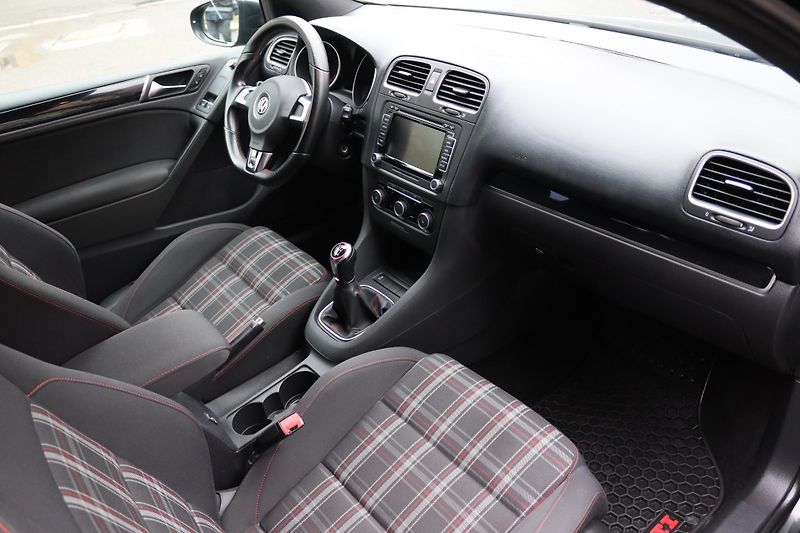 Volkswagen Golf GTI 2.0TSI 147kW - fotka 41 z 47