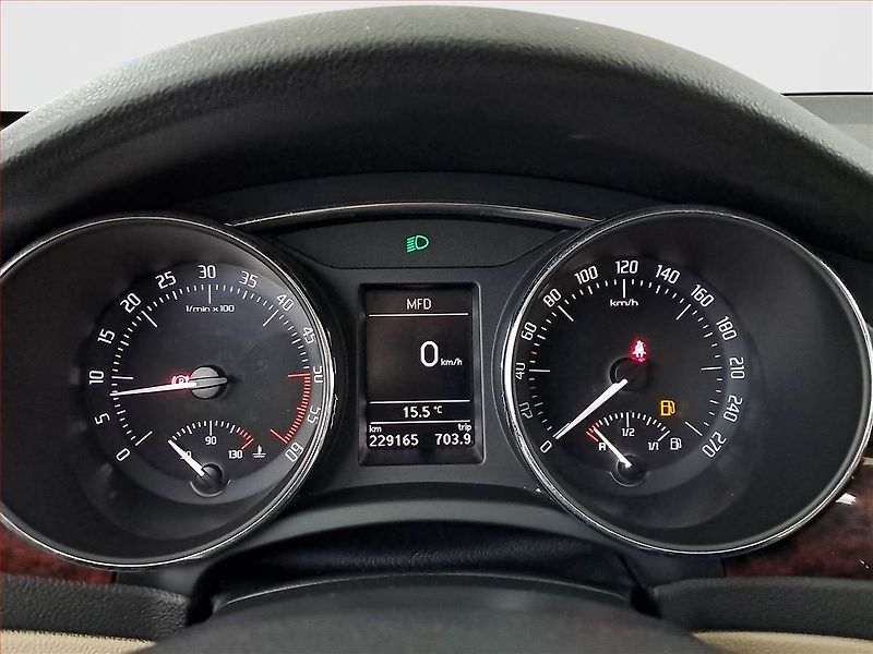 Škoda Superb (2011) Elegance 2.0 TDI, Xenony - fotka 11 z 16