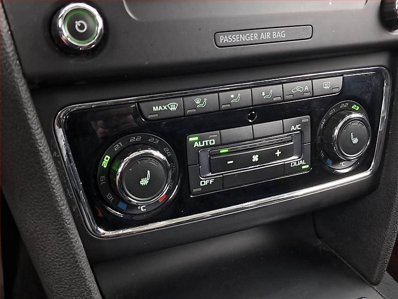 Škoda Superb (2014) Elegance 1.6 TDI, Xenony - fotka 16 z 18