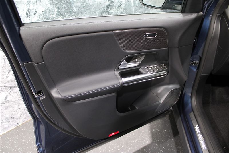 Mercedes-Benz GLA 1,3 200 1.majitel CZ zánovní - fotka 8 z 33