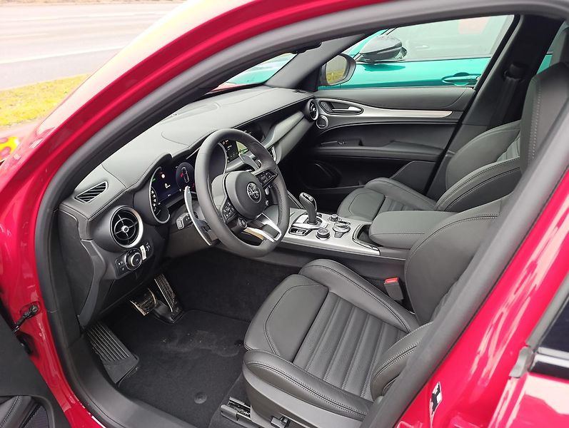 Alfa Romeo Stelvio Veloce 2,0 Turbo 280k AWD - fotka 12 z 32