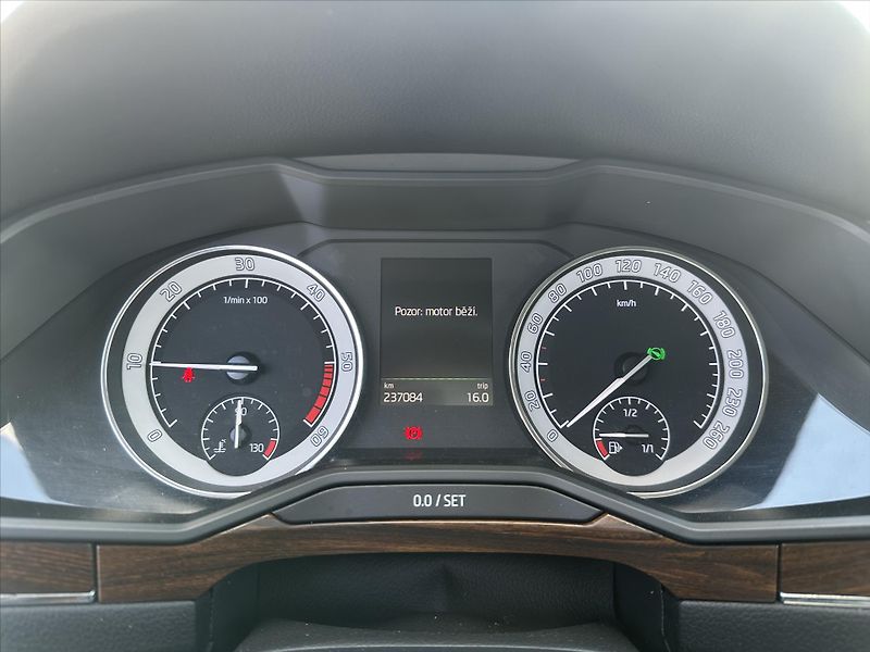 Škoda Superb 2,0 TDI 140kW DSG Scout 4x4 CZ - fotka 17 z 39