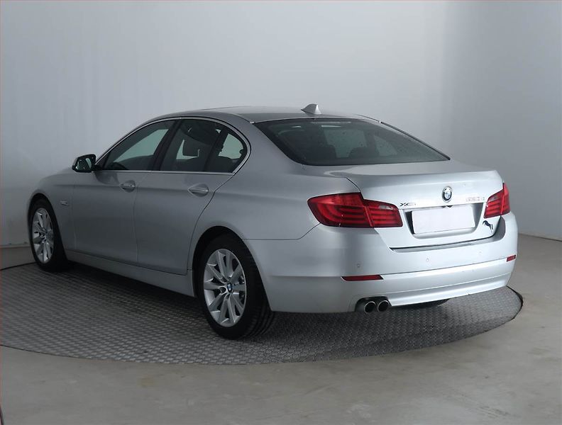 BMW Řada 5 (2013) Modern Line 530d xDrive, 4X4 - fotka 4 z 23