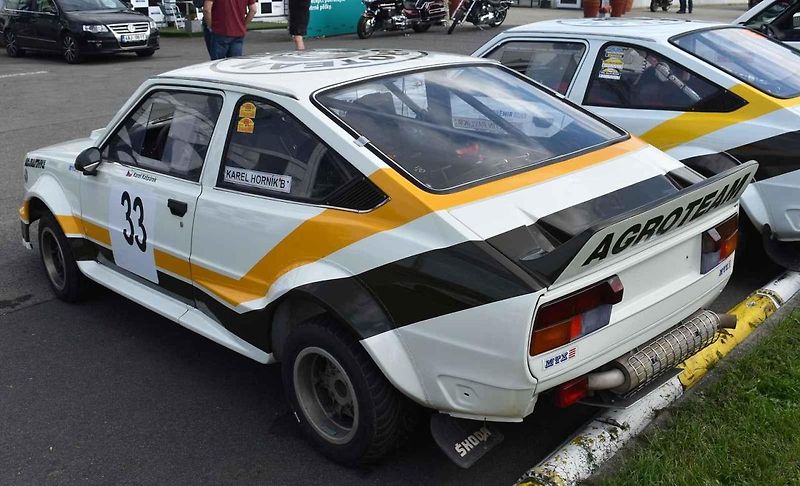Auto na závodní dráze autodromu Sosnová