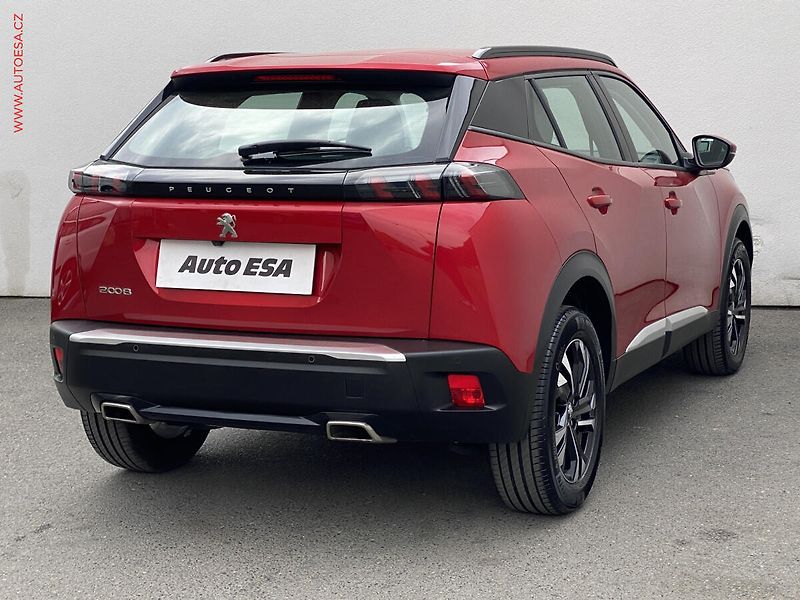 Peugeot 2008 (2020) 1.2PT, Allure, LED, navi - fotka 4 z 17