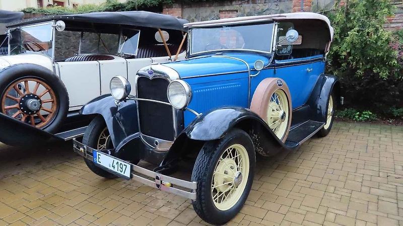 Pálavský Oldtimer přilákal na Břeclavsko desítky elegantnch veteránů.