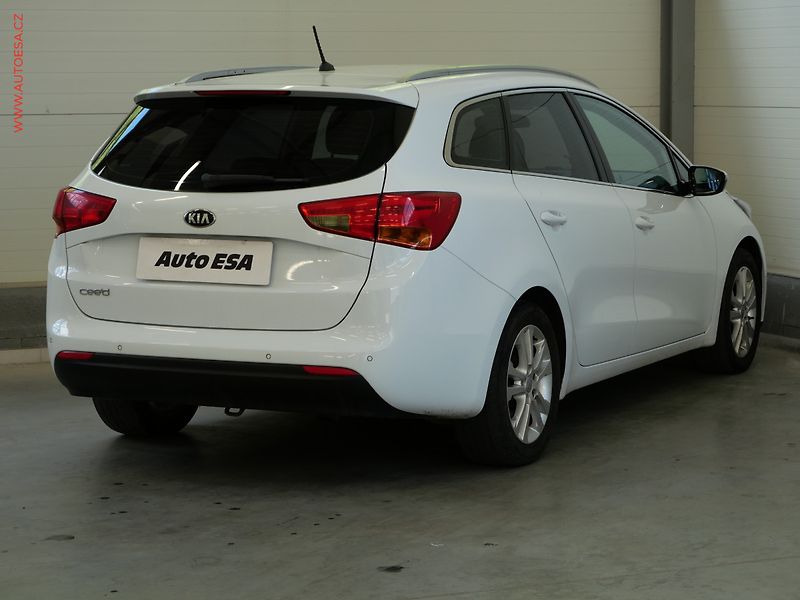 Kia Ceed (2013) 1.6GDi, ČR, AC, park.čidla - fotka 4 z 22