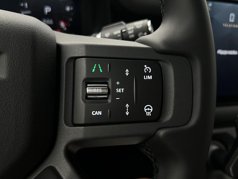 Land Rover Defender 110 D250 X-DYNAMIC SE AWD AUT  - fotka 24 z 45