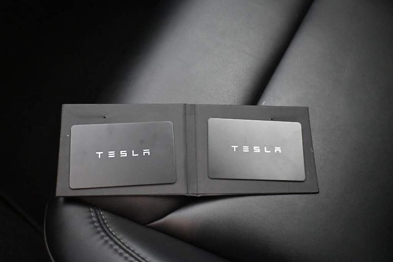 Tesla Model Y (2022) Long Range Dual Motor AWD 94% - fotka 40 z 44