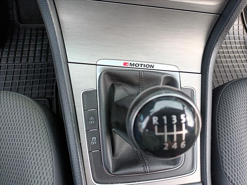 Volkswagen Golf 1,6 TDI,81KW,4X4,NAVI,SERVISKA - fotka 35 z 49