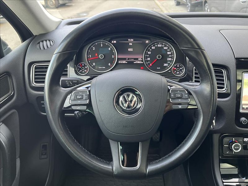 Volkswagen Touareg 3,0 TDI  V6 150 kW DSG 4M - fotka 13 z 36