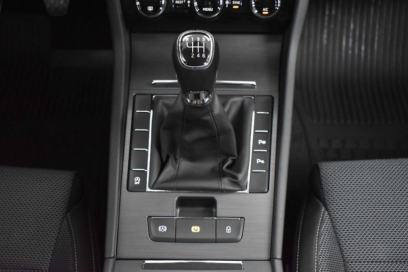 Škoda Superb 2.0 TDI REZERVACE - fotka 21 z 43