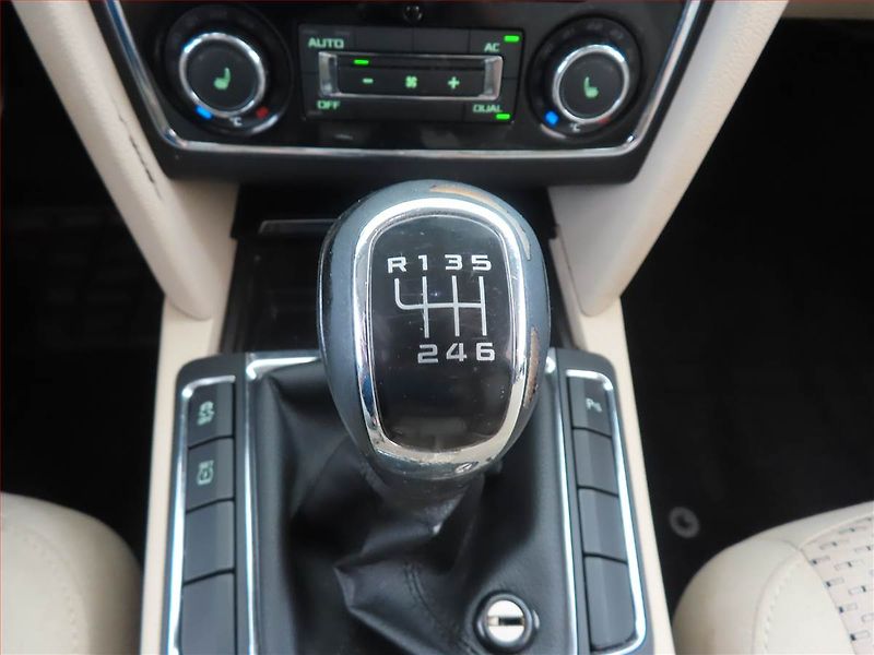 Škoda Superb (2012) Ambition Plus 1.8 TSI - fotka 12 z 14