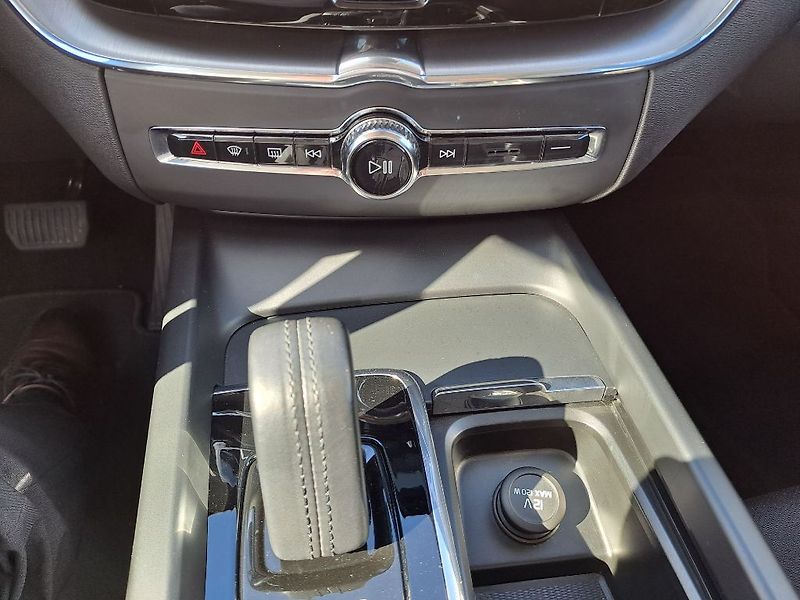 Volvo XC60 Momentum Pro B4 AWD 145kW - fotka 20 z 29