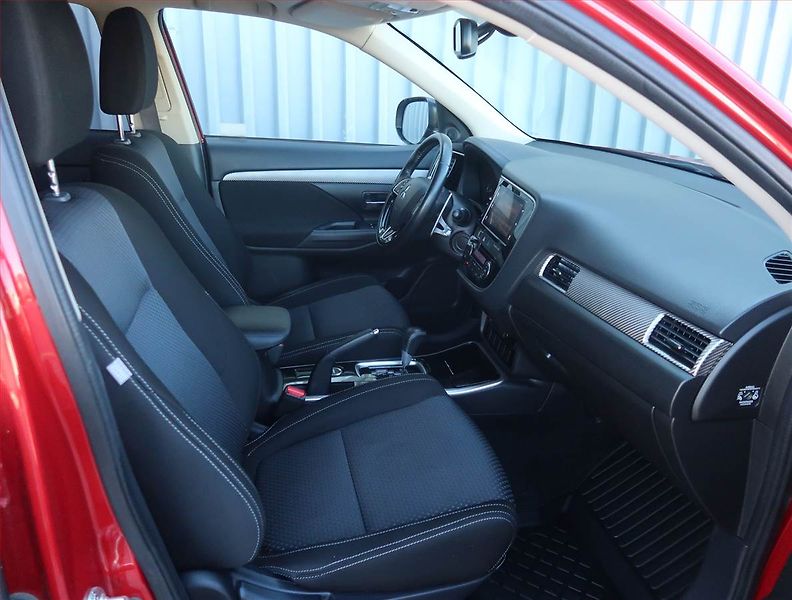 Mitsubishi Outlander (2018) Intense 2.0, 4X4, Automat - fotka 9 z 25