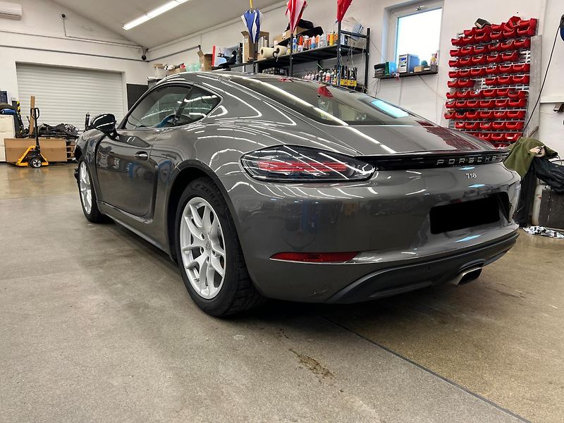 Porsche 718 Cayman 2.0 220kW - fotka 7 z 18