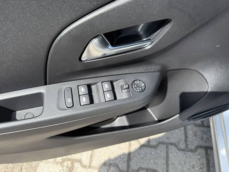 Opel Corsa Edition 1.2 TURBO (74kW/100k) - fotka 10 z 23