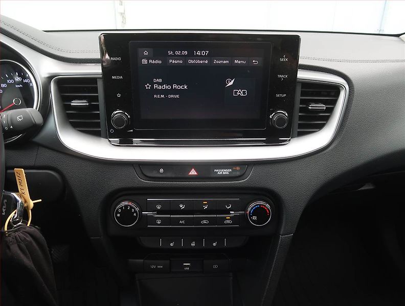 Kia Ceed (2022) Silver 1.5 T-GDI, Serv.kniha - fotka 12 z 17