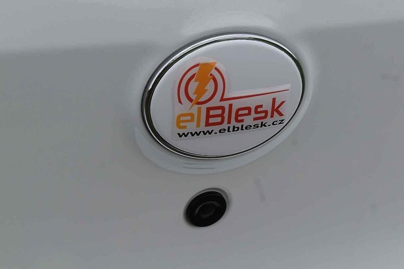 Na venkovských silnicích elektrický Pony stačí tempu okolního provozu