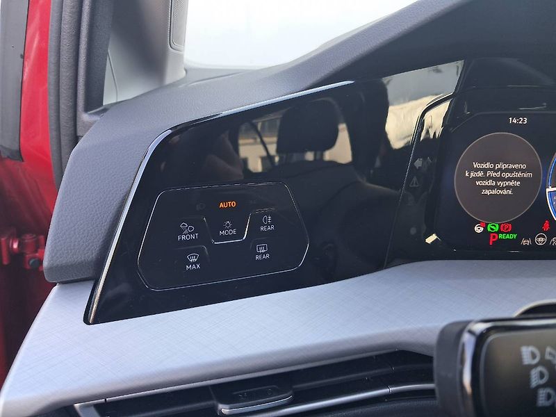 Volkswagen Golf (2025) People 1.5 eTSI / 85 kW DSG7 m - fotka 18 z 30