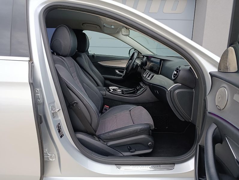 Mercedes-Benz Třídy E 220d 143kW 4MATIC ČR  - fotka 19 z 34