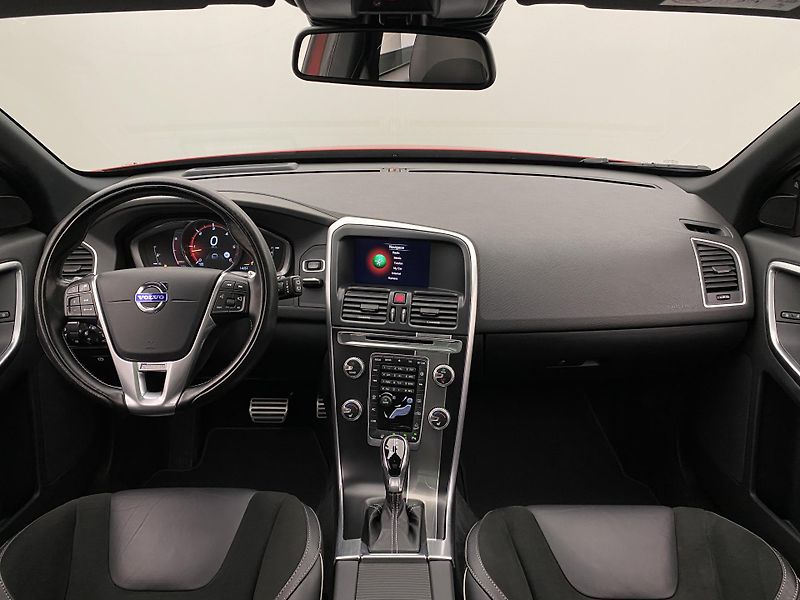 Volvo XC60 D5 AWD R-DESIGN AUT REZERVACE - fotka 2 z 52