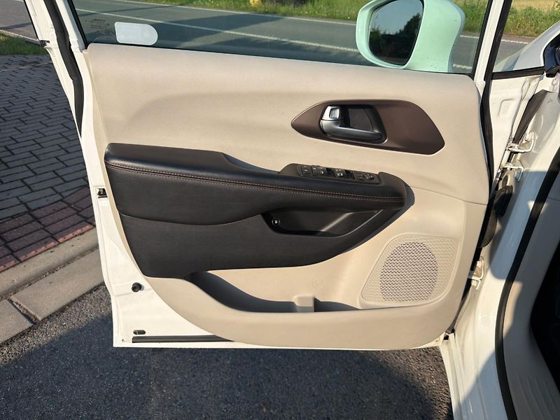 Chrysler Pacifica (2019)  3,6 L DVD Hybrid Plug In 2019 - fotka 15 z 20