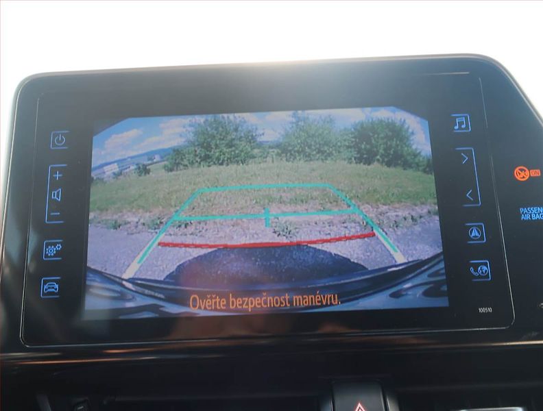 Toyota C-HR (2018) 1.8 Hybrid - fotka 16 z 18