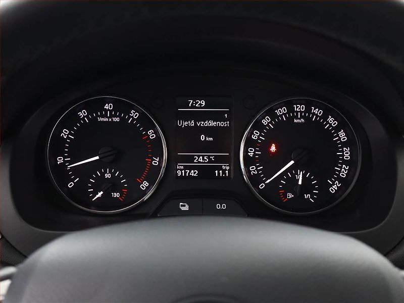 Škoda Rapid (2015) Spaceback 1.2 TSI, Tempomat - fotka 9 z 17