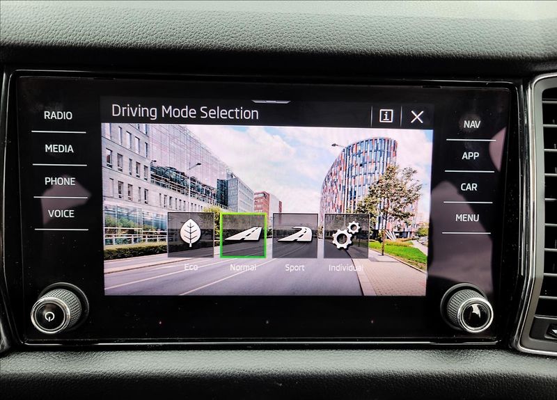 Škoda Kodiaq 1,5 TSI,DSG,7míst,navi,výhřev - fotka 27 z 50