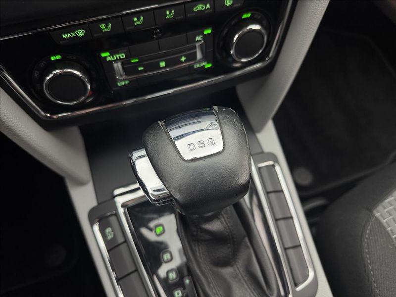 Škoda Superb 2,0 TDi DSG ALU COLUMBUS TAŽNÉ - fotka 19 z 32
