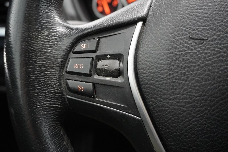 BMW Řada 3 320i LUXURY LINE AUTOMAT - fotka 19 z 35