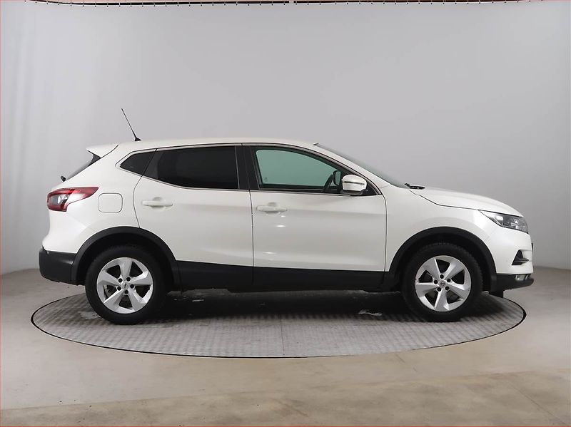 Nissan Qashqai (2021) 1.3 DIG-T, Tempomat - fotka 6 z 15