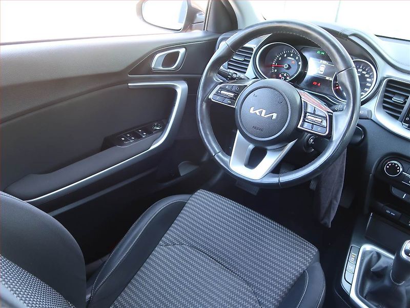 Kia XCeed (2022) Silver 1.5 T-GDI - fotka 7 z 17
