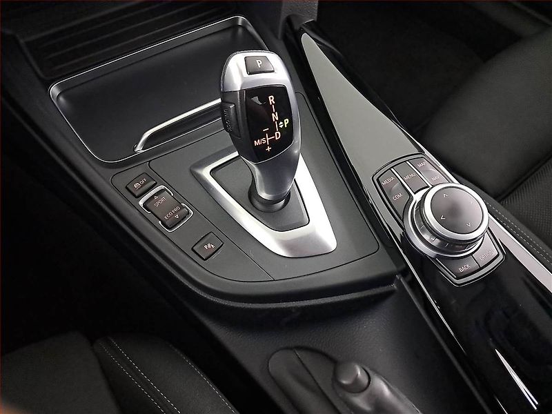 BMW Řada 3 (2018) Edition Sport 320d xDrive GT - fotka 13 z 19