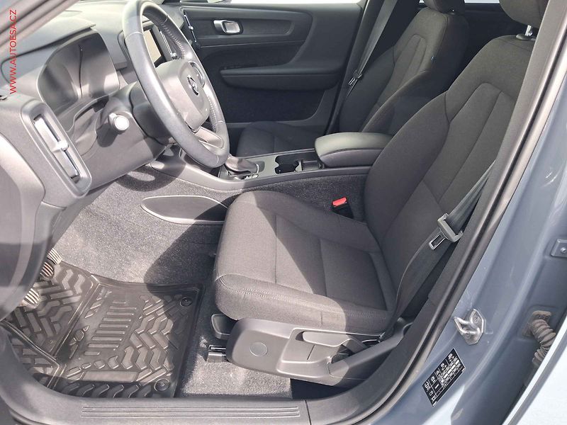 Volvo XC40 (2021) 1.5 T2, 2.maj,ČR, Momentum - fotka 9 z 16