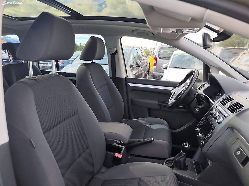 Volkswagen Touran (2014) - fotka 20 z 42