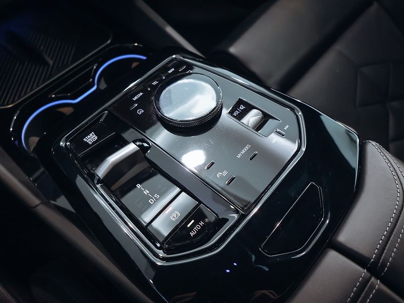 BMW Řada 5 550e xDrive M-sport Touring - fotka 22 z 34