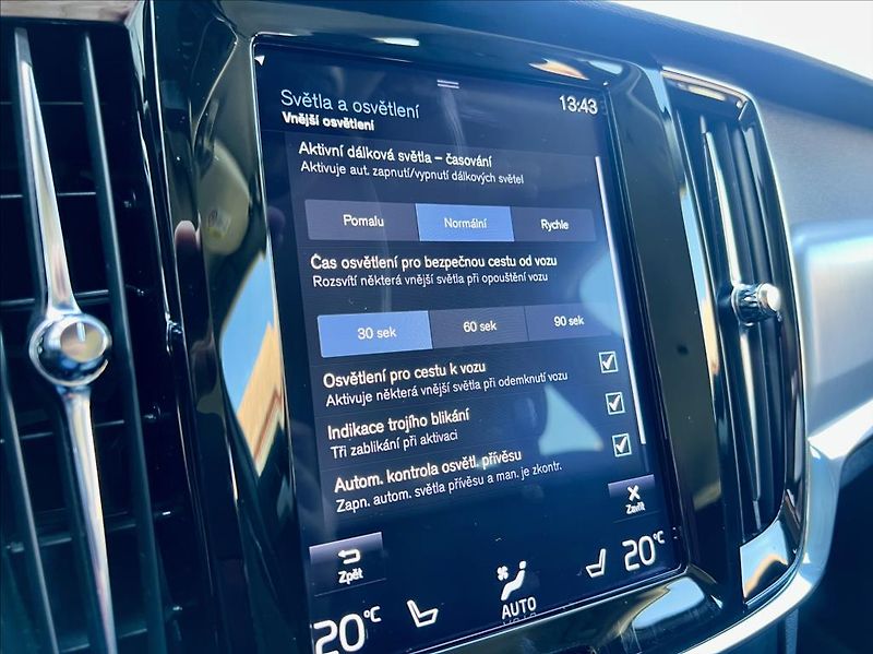 Volvo V90 2,0 T4 Drive-E R-Design Auto - fotka 33 z 48