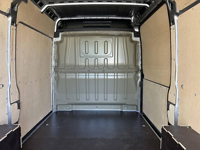 Peugeot Boxer (2025) 3300 L2H2  2,2 BlueHDi MAN6 - fotka 9 z 28