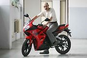 Garant projektu Josef Formánek se silniční elektromotorkou.