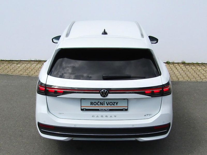 Volkswagen Passat 1,5 eTSI 11KW DSG NEZ.TOPENÍ - fotka 12 z 30
