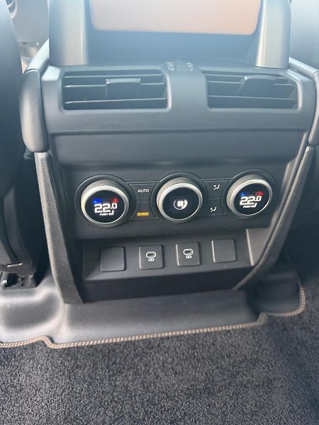 Land Rover Defender 110 D300 3,0 HSE X-Dynamic DPH - fotka 26 z 33