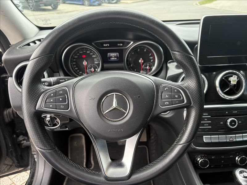 Mercedes-Benz CLA 1,6 180 SB ČR 1.maj - fotka 12 z 16