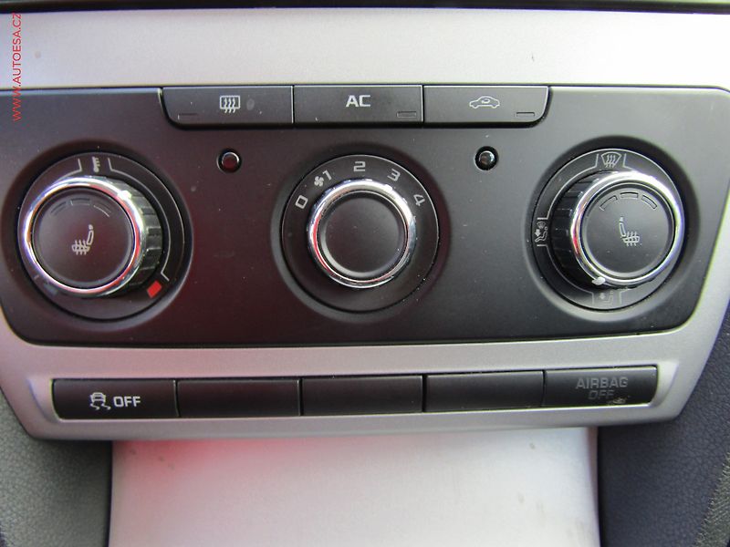 Škoda Octavia (2012) 1.6TDi, ČR, AC, výhřev sed - fotka 13 z 15